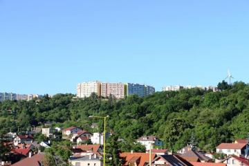 Pohľad z mosta nad riekou Hornád na domovú zástavb Pohľad z mosta nad riekou Hornád na domovú zástavb