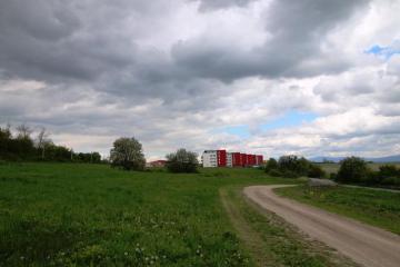 Poľná cesta na Heringeši, v pozadí OS Panoráma, MČ Poľná cesta na Heringeši, v pozadí OS Panoráma, MČ
